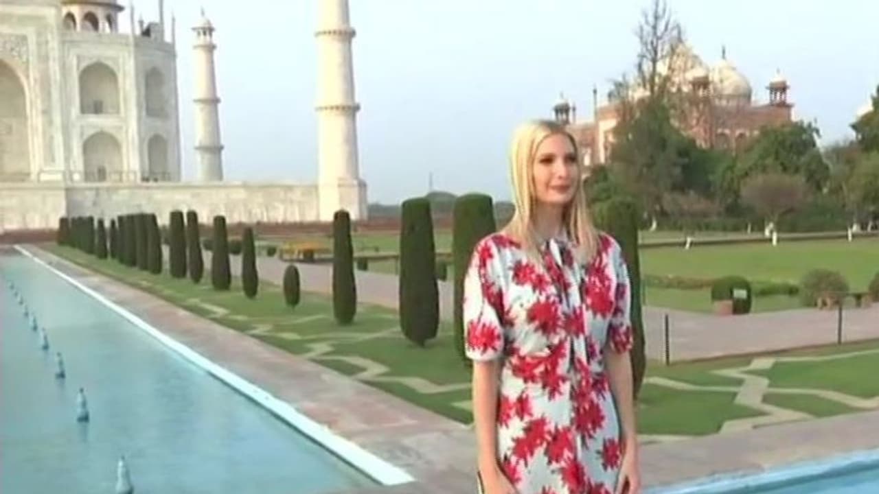 రెడ్ డ్రెస్తో తళుక్కుమన్న ఇవాంకా: ఇది రెండోసారి, కాస్ట్ ఎంతో తెలుసా..? రెడ్ డ్రెస్తో తళుక్కుమన్న ఇవాంకా: ఇది రెండోసారి, కాస్ట్ ఎంతో తెలుసా..?