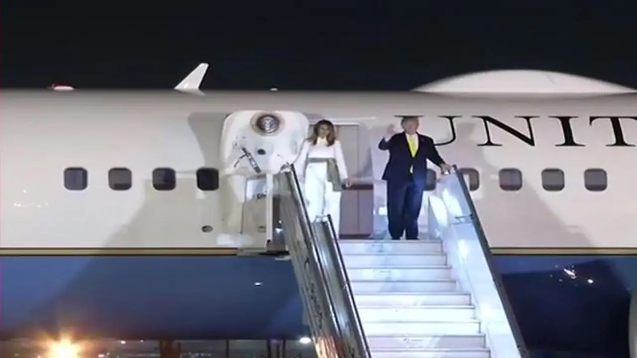 डोनाल्ड ट्रम्प दिल्ली के पालम एयरपोर्ट पहुंचे, नमस्ते ट्रम्प में स्पीच तो आगरा में किया ताज का दीदार डोनाल्ड ट्रम्प दिल्ली के पालम एयरपोर्ट पहुंचे, नमस्ते ट्रम्प में स्पीच तो आगरा में किया ताज का दीदार