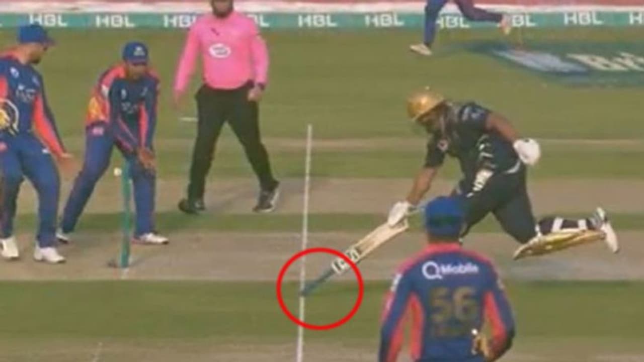 బ్యాట్ను తిరగేసి పట్టుకుని పరుగు పూర్తి: చివరికి రనౌట్కే బలి, వీడియో వైరల్ బ్యాట్ను తిరగేసి పట్టుకుని పరుగు పూర్తి: చివరికి రనౌట్కే బలి, వీడియో వైరల్