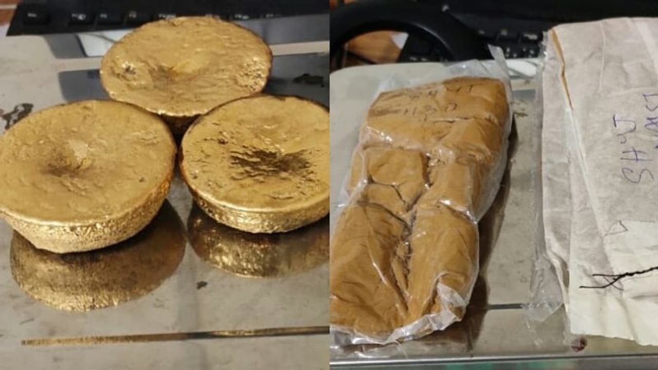 അടിവസ്ത്രത്തില് ഒളിപ്പിച്ചും ഗുളിക രൂപത്തിലും കടത്താന് ശ്രമിച്ച 2.55 കോടിയുടെ സ്വർണം പിടികൂടി അടിവസ്ത്രത്തില് ഒളിപ്പിച്ചും ഗുളിക രൂപത്തിലും കടത്താന് ശ്രമിച്ച 2.55 കോടിയുടെ സ്വർണം പിടികൂടി