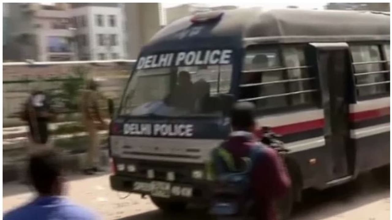 ദില്ലിയിൽ വീണ്ടും കലാപമെന്ന് വ്യാജ പ്രചാരണം: ചിലയിടങ്ങളിൽ കടകളടച്ചു, അഭ്യൂഹമെന്ന് പൊലീസ് ദില്ലിയിൽ വീണ്ടും കലാപമെന്ന് വ്യാജ പ്രചാരണം: ചിലയിടങ്ങളിൽ കടകളടച്ചു, അഭ്യൂഹമെന്ന് പൊലീസ്