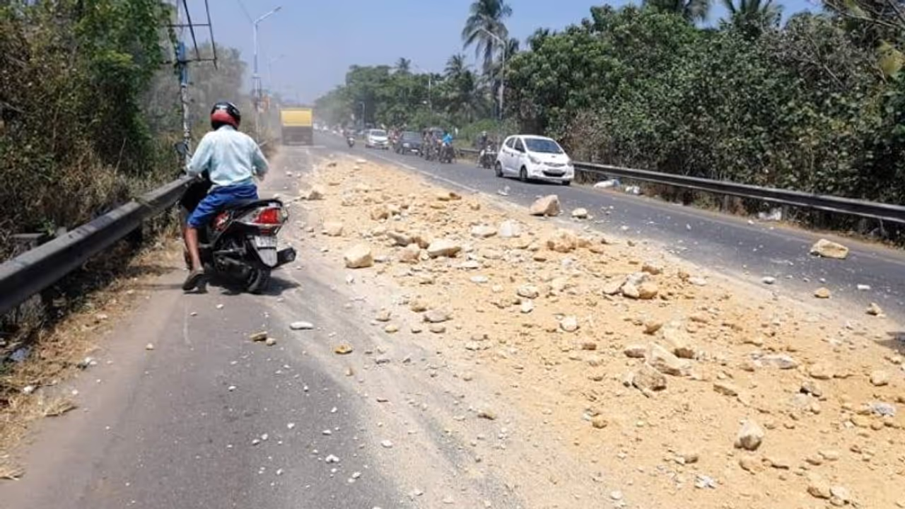 ടിപ്പറിന്റെ ഡോര് ലോക്ക് തകരാറിലായി: പാറയും, മണ്ണും റോഡിലേക്ക് തെറിച്ചുവീണു, കേസെടുത്ത് പൊലീസ് ടിപ്പറിന്റെ ഡോര് ലോക്ക് തകരാറിലായി: പാറയും, മണ്ണും റോഡിലേക്ക് തെറിച്ചുവീണു, കേസെടുത്ത് പൊലീസ്