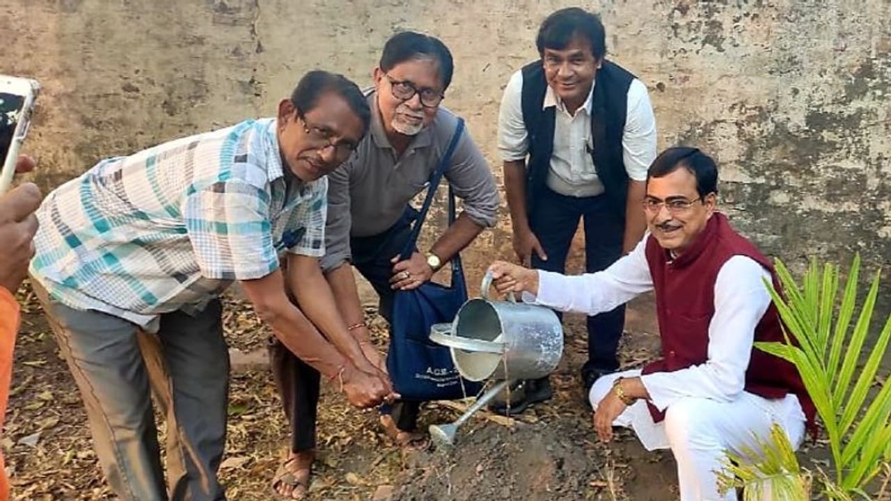 শহিদদের নামে স্কুলে বৃক্ষরোপণ, ভাষাদিবসে অভিনব উদযাপন বাগনানে