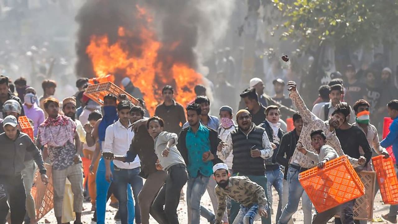 ఒకవైపు ట్రంప్ పర్యటన... మరో వైపు ఢిల్లీలో అల్లర్లు.. నలుగురు మృతి