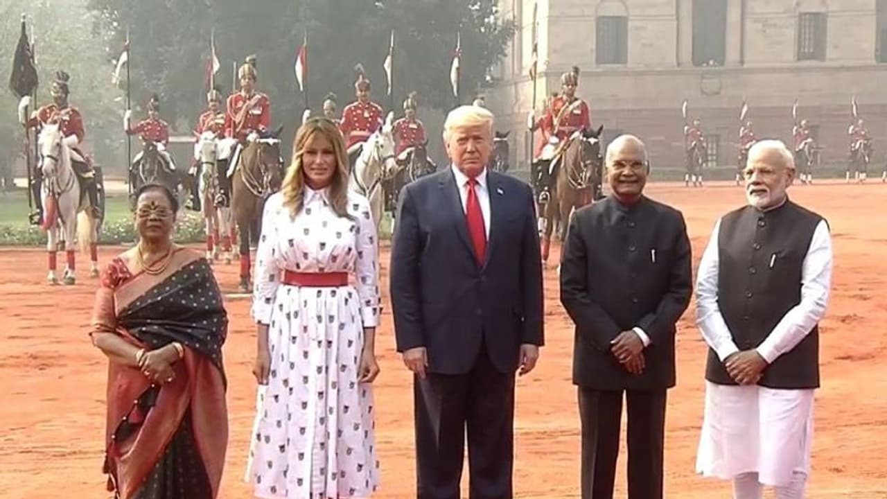 അമേരിക്കൻ പ്രസിഡന്റിന് രാജ്ഭവനിൽ ഊഷ്മള സ്വീകരണം ; ട്രംപിനൊപ്പം മെലാനിയയും ഇവാങ്കയും അമേരിക്കൻ പ്രസിഡന്റിന് രാജ്ഭവനിൽ ഊഷ്മള സ്വീകരണം ; ട്രംപിനൊപ്പം മെലാനിയയും ഇവാങ്കയും