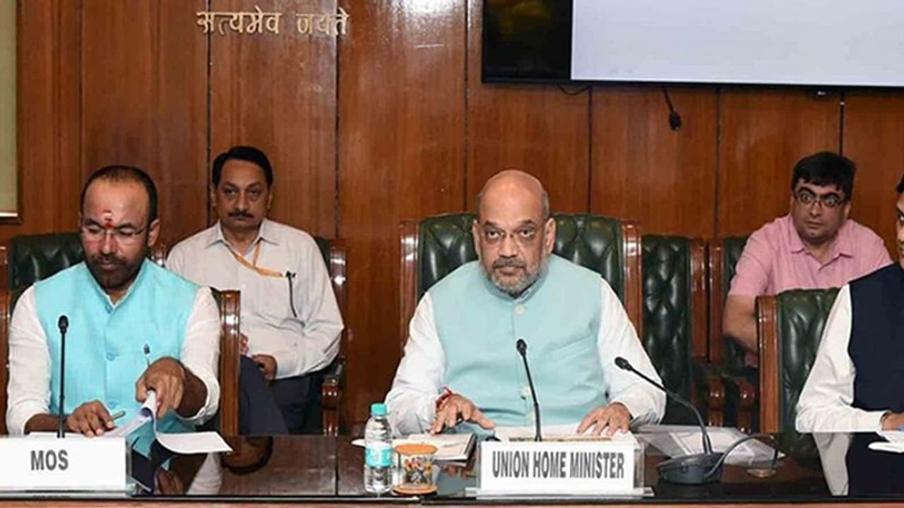 ఏపీలో వైసీపీ నేతల దాడులు: అమిత్ షా జీ... జోక్యం చేసుకోండి, బీజేపీ ఎంపీల ఫిర్యాదు ఏపీలో వైసీపీ నేతల దాడులు: అమిత్ షా జీ... జోక్యం చేసుకోండి, బీజేపీ ఎంపీల ఫిర్యాదు