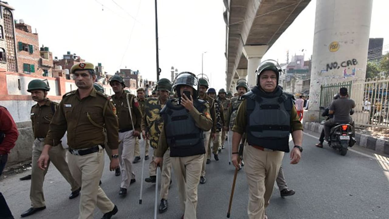 ఢిల్లీలో అల్లర్లు, లూటీలు: ట్రంప్ స్వాగతానికి అమిత్ షా దూరం ఢిల్లీలో అల్లర్లు, లూటీలు: ట్రంప్ స్వాగతానికి అమిత్ షా దూరం