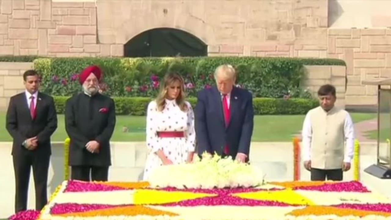 വെള്ള പുഷ്പങ്ങളുടെ റീത്ത്; മഹാത്മാ ഗാന്ധിക്ക് ആദരമർപ്പിച്ച് അമേരിക്കൻ പ്രസിഡൻ്റ് വെള്ള പുഷ്പങ്ങളുടെ റീത്ത്; മഹാത്മാ ഗാന്ധിക്ക് ആദരമർപ്പിച്ച് അമേരിക്കൻ പ്രസിഡൻ്റ്