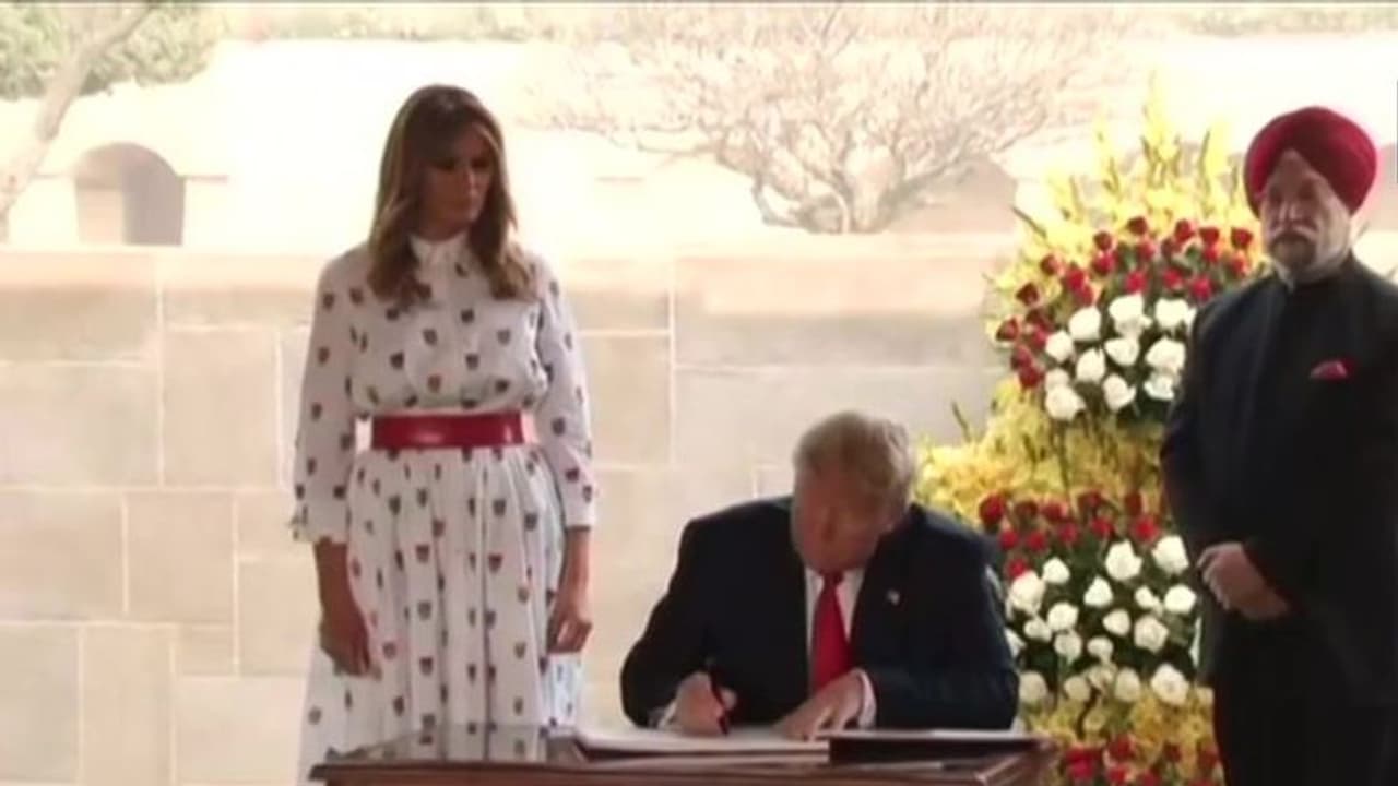రాజ్ఘాట్లో గాంధీ సమాధికి నివాళులర్పించిన ట్రంప్ దంపతులు రాజ్ఘాట్లో గాంధీ సమాధికి నివాళులర్పించిన ట్రంప్ దంపతులు