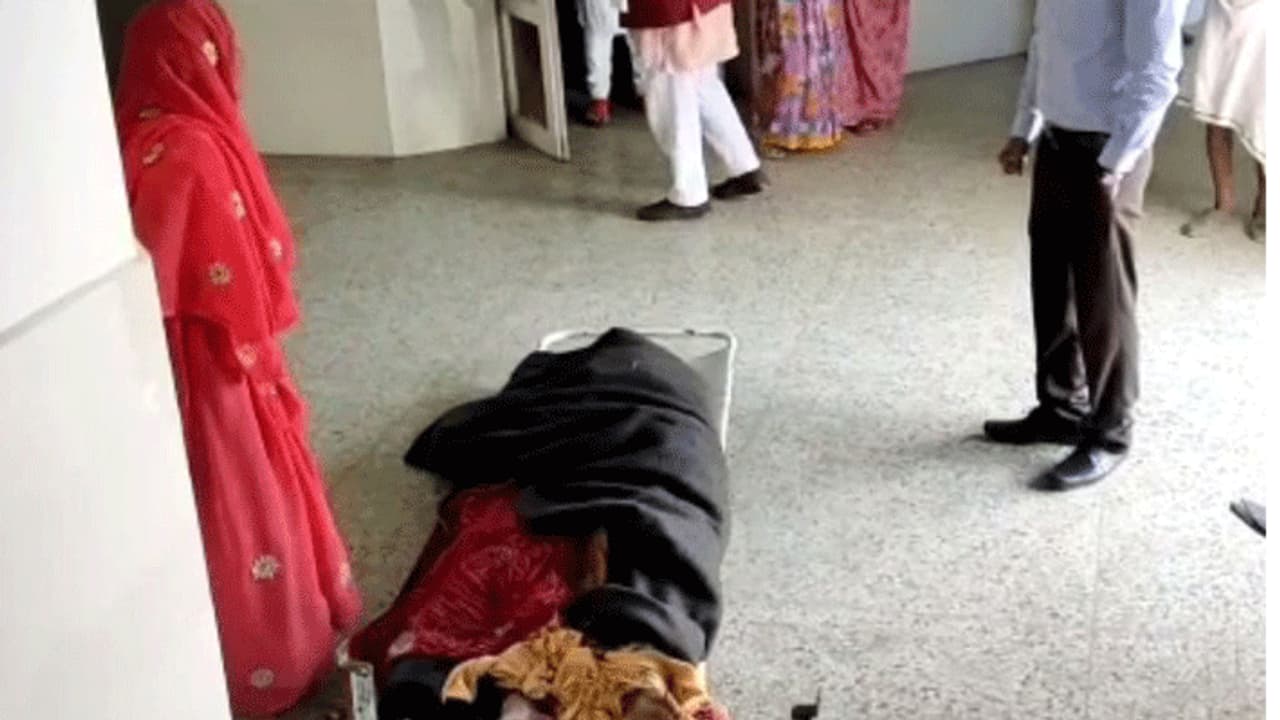 बेटे की मां मौत की खबर सुनते ही मां ने भी तोड़ा दम, छाती पीटते पीटते महिला के निकल गए प्राण बेटे की मां मौत की खबर सुनते ही मां ने भी तोड़ा दम, छाती पीटते पीटते महिला के निकल गए प्राण