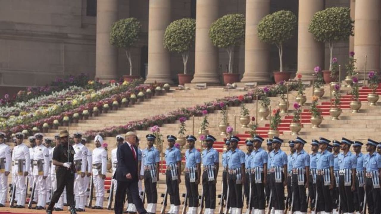 ஜனாதிபதி மாளிகையில் ராஜநடை போட்ட டிரம்ப்..! பிரம்மாண்ட அணிவகுப்புடன் உற்சாக வரவேற்பு..! ஜனாதிபதி மாளிகையில் ராஜநடை போட்ட டிரம்ப்..! பிரம்மாண்ட அணிவகுப்புடன் உற்சாக வரவேற்பு..!