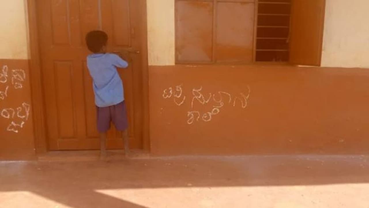 കര്ണാടകയിലെ സ്കൂള് ചുമരില് പാക്കിസ്ഥാന് അനുകൂല മുദ്രാവാക്യം; പരാതിയുമായി അധികൃതര് കര്ണാടകയിലെ സ്കൂള് ചുമരില് പാക്കിസ്ഥാന് അനുകൂല മുദ്രാവാക്യം; പരാതിയുമായി അധികൃതര്