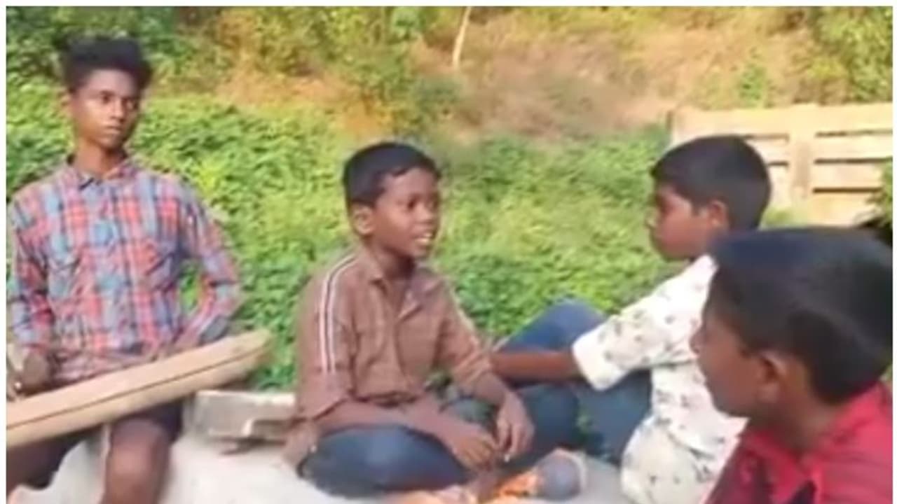 മരക്കമ്പിൽ താളമിട്ട്, നാട്ടുവഴിയിലിരുന്ന് നാടൻപാട്ട് പാടി കുട്ടിക്കൂട്ടം; വീഡിയോ വൈറൽ മരക്കമ്പിൽ താളമിട്ട്, നാട്ടുവഴിയിലിരുന്ന് നാടൻപാട്ട് പാടി കുട്ടിക്കൂട്ടം; വീഡിയോ വൈറൽ