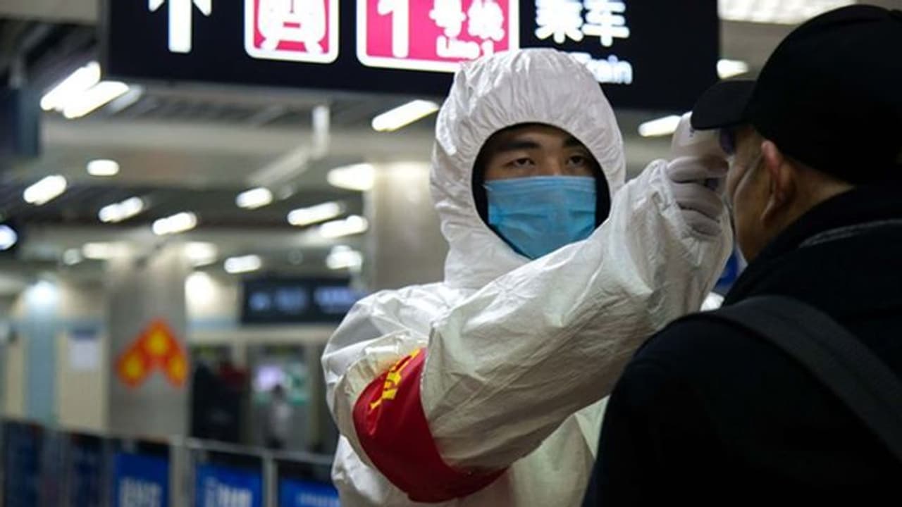 കാറുകള് നിര്മിക്കാനാകുന്നില്ല, സ്മാര്ട്ട്ഫോണുകളുടെ ഉല്പ്പാദനം നിലച്ചു; കൊറോണ ലോകത്തെ ഭയപ്പെടുത്തുന്നു കാറുകള് നിര്മിക്കാനാകുന്നില്ല, സ്മാര്ട്ട്ഫോണുകളുടെ ഉല്പ്പാദനം നിലച്ചു; കൊറോണ ലോകത്തെ ഭയപ്പെടുത്തുന്നു