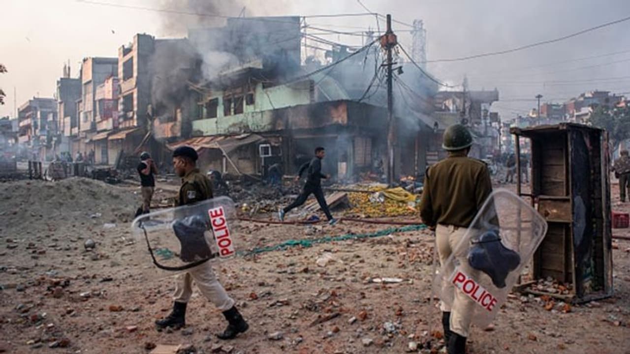 দিল্লি হিংসায় রাজধানীতে কড়া নিরাপত্তা আটক বন্দুক উঁচিয়ে যাওয়া যুবক দিল্লি হিংসায় রাজধানীতে কড়া নিরাপত্তা আটক বন্দুক উঁচিয়ে যাওয়া যুবক