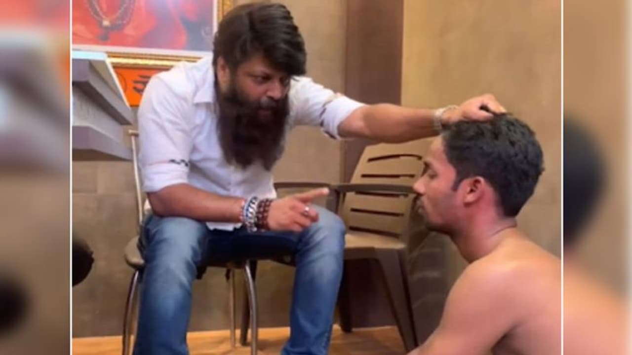 अकेली लड़कियों का 'किस' करके भाग जाता था बदमाश..शिवसेना नेता ने उधेड़ दी खाल.. फिर जानिए क्या हुआ अकेली लड़कियों का 'किस' करके भाग जाता था बदमाश..शिवसेना नेता ने उधेड़ दी खाल.. फिर जानिए क्या हुआ