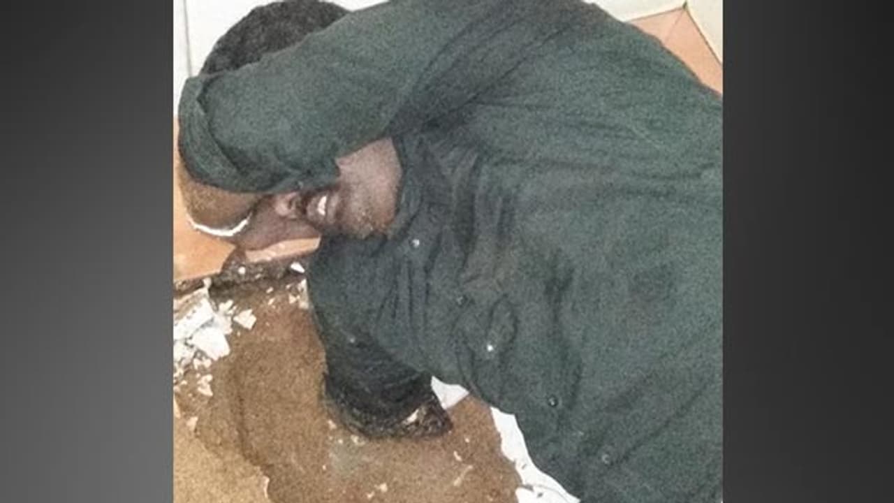 கழிவறை கோப்பையில் கைவிட்டு சிக்கிக்கொண்ட வாலிபர்..! பதறிப்போன உறவினர்கள்..! கழிவறை கோப்பையில் கைவிட்டு சிக்கிக்கொண்ட வாலிபர்..! பதறிப்போன உறவினர்கள்..!