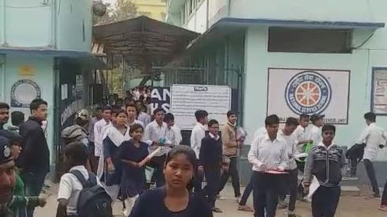 মোবাইলে প্রশ্নপত্রের 'ছবি তোলার চেষ্টা', হাতেনাতে ধরা পড়ল তিন মাধ্যমিক পরীক্ষার্থী