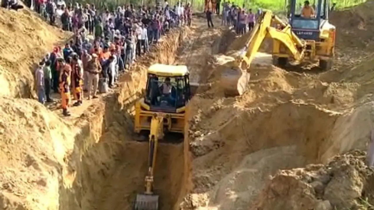 मिट्टी ढहने से 40 फीट गहरे बोरवेल के गड्ढे में फंसा युवक, 20 घंटे से चल रहा रेस्क्यू ऑपरेशन मिट्टी ढहने से 40 फीट गहरे बोरवेल के गड्ढे में फंसा युवक, 20 घंटे से चल रहा रेस्क्यू ऑपरेशन