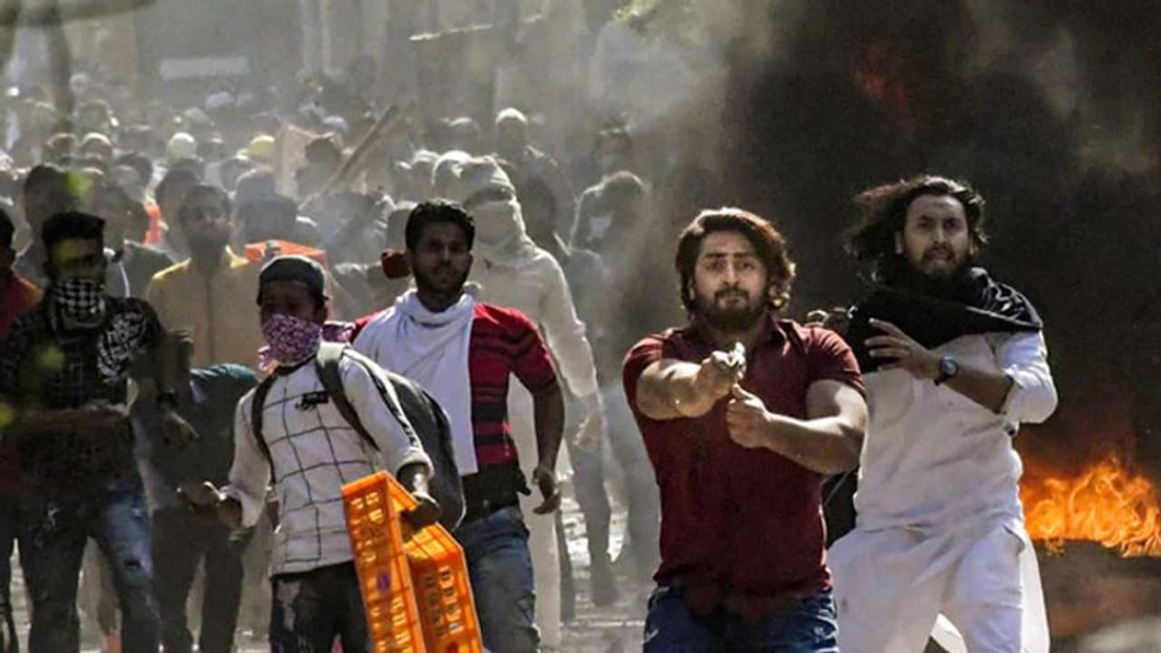 సీఏఏ అల్లర్లు: నిరసనకారులపై కాల్పులు.. అడ్డొచ్చిన పోలీస్‌కు తుపాకీ గురిపెట్టి