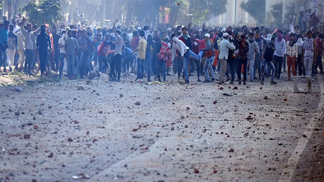 இது பைத்தியக்காரத்தனம் நிறுத்துங்கள் ,டெல்லி மக்களிடம் முதல்வர் அரவிந்த் கெஸ்ரிவால்.!! இது பைத்தியக்காரத்தனம் நிறுத்துங்கள் ,டெல்லி மக்களிடம் முதல்வர் அரவிந்த் கெஸ்ரிவால்.!!