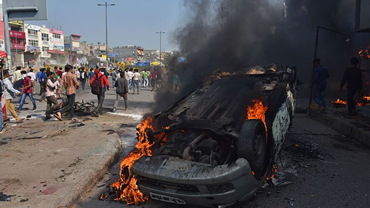 సీఏఏ అల్లర్లు: ఆగని హింస, పరిస్థితిని గమనిస్తున్న కేంద్రం సీఏఏ అల్లర్లు: ఆగని హింస, పరిస్థితిని గమనిస్తున్న కేంద్రం