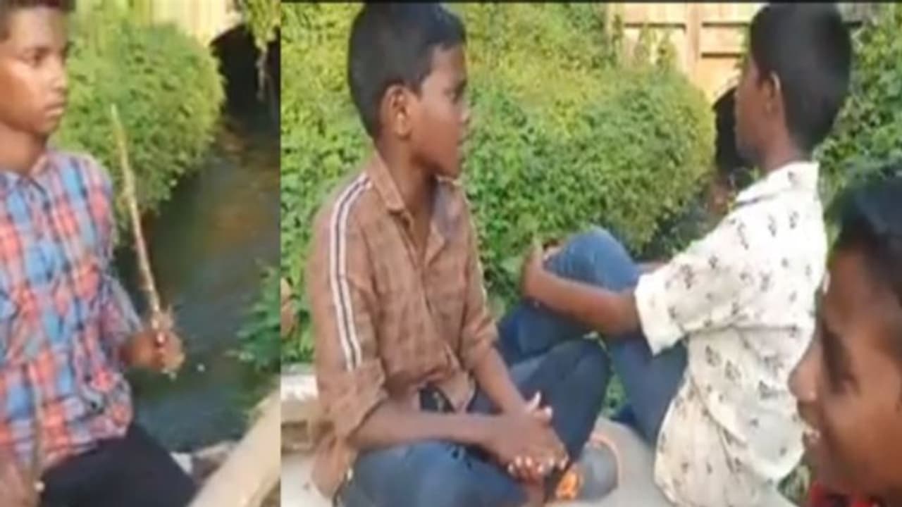 തോട്ടിൻ വക്കത്ത് നാടൻ പാട്ടുമായി കുട്ടികൂട്ടം; ഏറ്റെടുത്ത് സോഷ്യൽ മീഡിയ വീഡിയോ