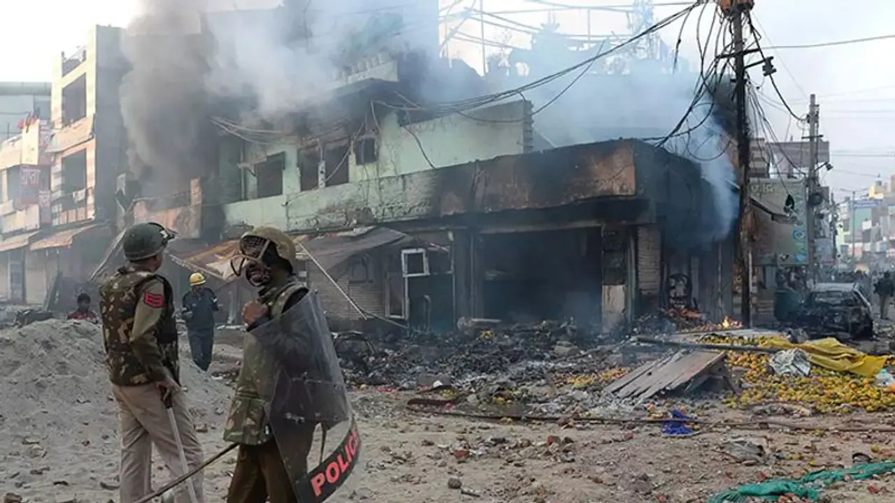 চলছে গুলি, মৃতের সংখ্যা বেড়ে ৯, ক্রমে অবস্থা খারাপ হচ্ছে দিল্লির চলছে গুলি, মৃতের সংখ্যা বেড়ে ৯, ক্রমে অবস্থা খারাপ হচ্ছে দিল্লির