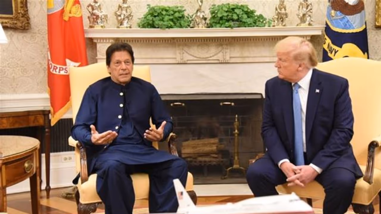 మోడీ ఎంతో ఇమ్రాన్ అంతే: కాశ్మీర్పై ట్రంప్ వ్యాఖ్యలు ఇవీ మోడీ ఎంతో ఇమ్రాన్ అంతే: కాశ్మీర్పై ట్రంప్ వ్యాఖ్యలు ఇవీ