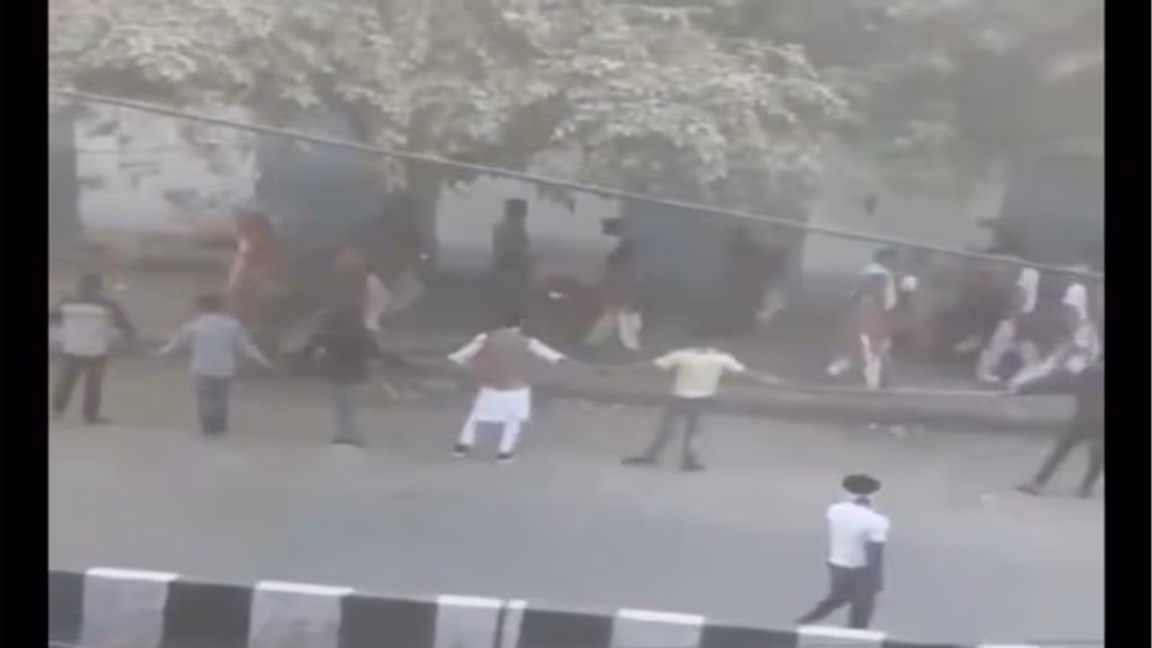 ദില്ലിയില് കലാപം പടരുമ്പോള് കുട്ടികളെ സംരക്ഷിക്കാന് മനുഷ്യചങ്ങലയായി മാറി നാട്ടുകാര് ദില്ലിയില് കലാപം പടരുമ്പോള് കുട്ടികളെ സംരക്ഷിക്കാന് മനുഷ്യചങ്ങലയായി മാറി നാട്ടുകാര്