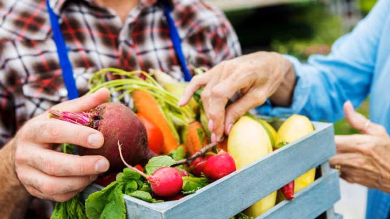 പച്ചക്കറികളും ഫ്രൂട്ട്സും കഴിക്കുമ്പോള് കീടനാശിനിപ്പേടി വരാറുണ്ടോ? പച്ചക്കറികളും ഫ്രൂട്ട്സും കഴിക്കുമ്പോള് കീടനാശിനിപ്പേടി വരാറുണ്ടോ?