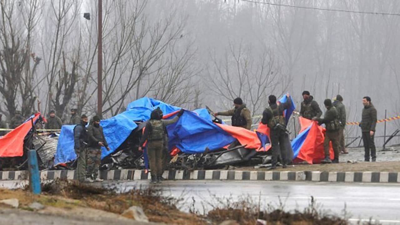 പുല്വാമ ഭീകരാക്രമണം: മുഖ്യ സൂത്രധാരന്റെ അക്കൗണ്ടിലേക്ക് 10 ലക്ഷം രൂപയെത്തി, നിര്ണായക വിവരങ്ങള് പുല്വാമ ഭീകരാക്രമണം: മുഖ്യ സൂത്രധാരന്റെ അക്കൗണ്ടിലേക്ക് 10 ലക്ഷം രൂപയെത്തി, നിര്ണായക വിവരങ്ങള്