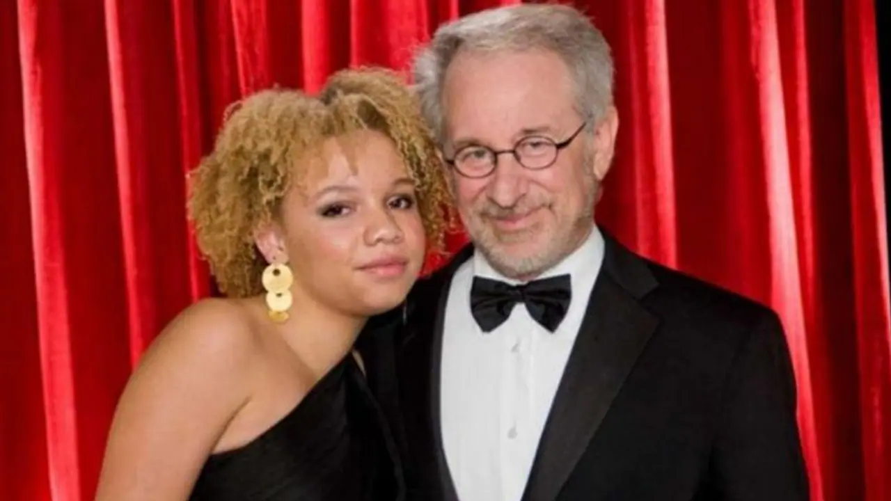 बेटी के एडल्ट इंडस्ट्री में करियर बनाने के फैसले से शर्मिंदा हुआ प्रोड्यूसर पिता, जताई चिंता बेटी के एडल्ट इंडस्ट्री में करियर बनाने के फैसले से शर्मिंदा हुआ प्रोड्यूसर पिता, जताई चिंता