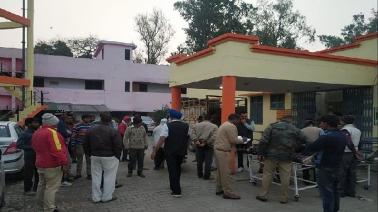 यूपी में बड़ा हादसा, बोलेरो और बारातियों से भरी बस में टक्कर, अब तक 5 लोगों की मौत यूपी में बड़ा हादसा, बोलेरो और बारातियों से भरी बस में टक्कर, अब तक 5 लोगों की मौत