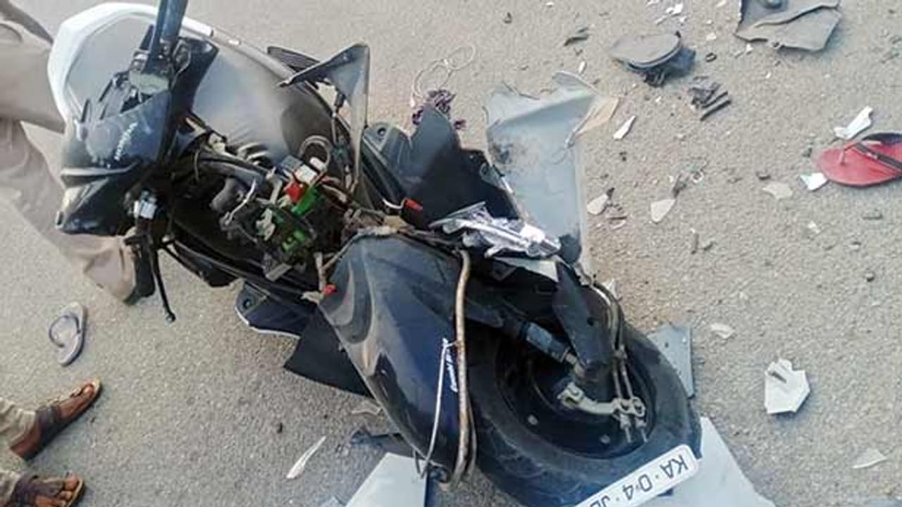 லாரியில் மோதி சுக்குநூறாக நொறுங்கிய பைக்..! தூக்கி வீசப்பட்டு வாலிபர்கள் பரிதாப பலி..! லாரியில் மோதி சுக்குநூறாக நொறுங்கிய பைக்..! தூக்கி வீசப்பட்டு வாலிபர்கள் பரிதாப பலி..!