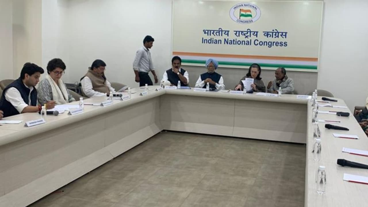 कांग्रेस में दो फाड़, एक तरफ बागी तो दूसरी तरफ गांधी परिवार