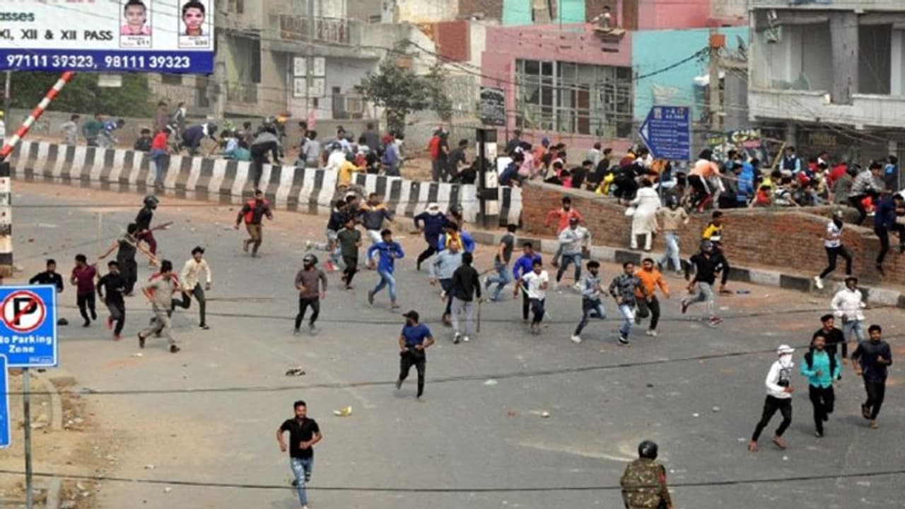 రెచ్చగొట్టే ప్రసంగాలు: హైకోర్టులో మరో ఇద్దరు బిజెపి నేతల వీడియోలు రెచ్చగొట్టే ప్రసంగాలు: హైకోర్టులో మరో ఇద్దరు బిజెపి నేతల వీడియోలు