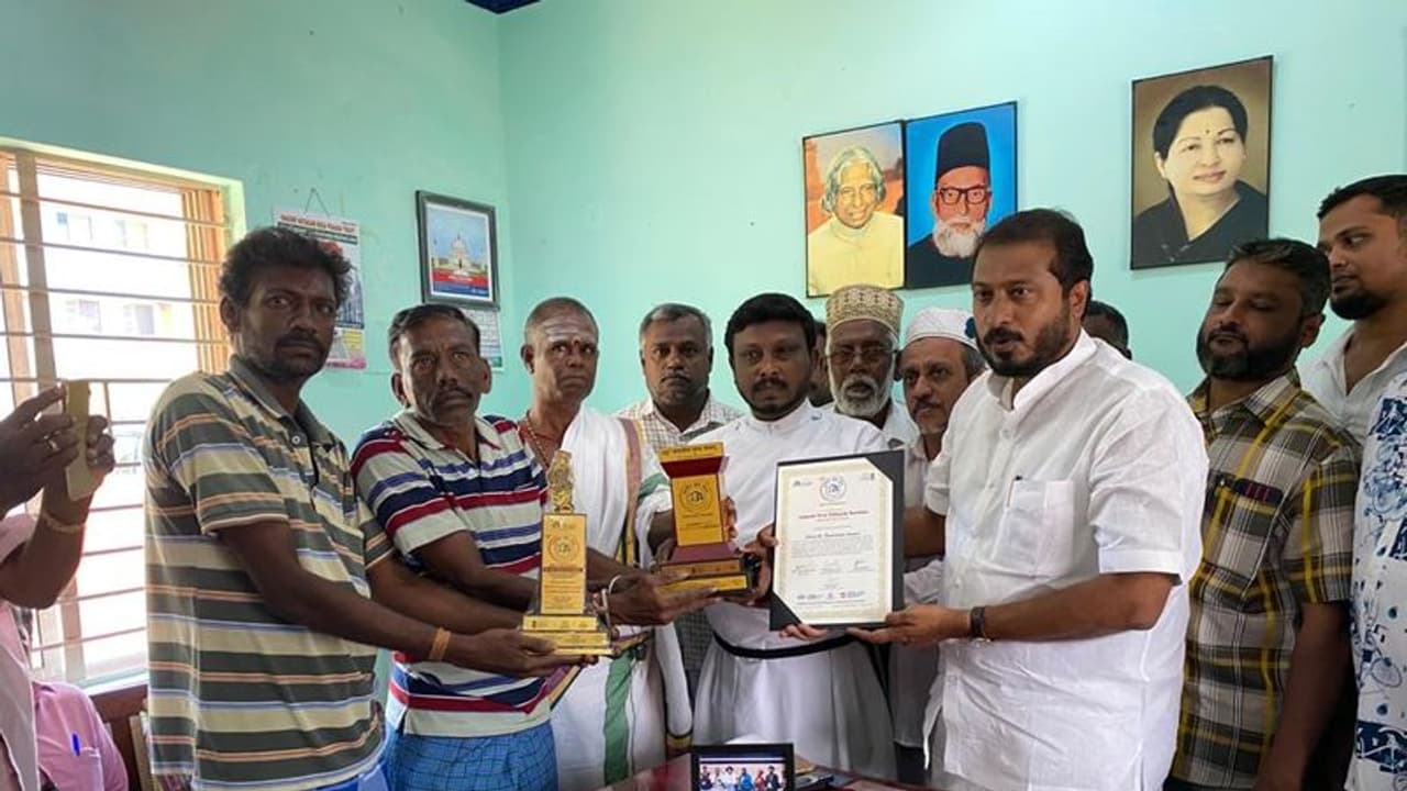 ஓட்டுபோட்ட மக்களுக்கே விருது கொடுத்த எம்எல்ஏ..!! மத வெறிக்கு அன்சாரி கொடுத்த சவுக்கடி...!! ஓட்டுபோட்ட மக்களுக்கே விருது கொடுத்த எம்எல்ஏ..!! மத வெறிக்கு அன்சாரி கொடுத்த சவுக்கடி...!!