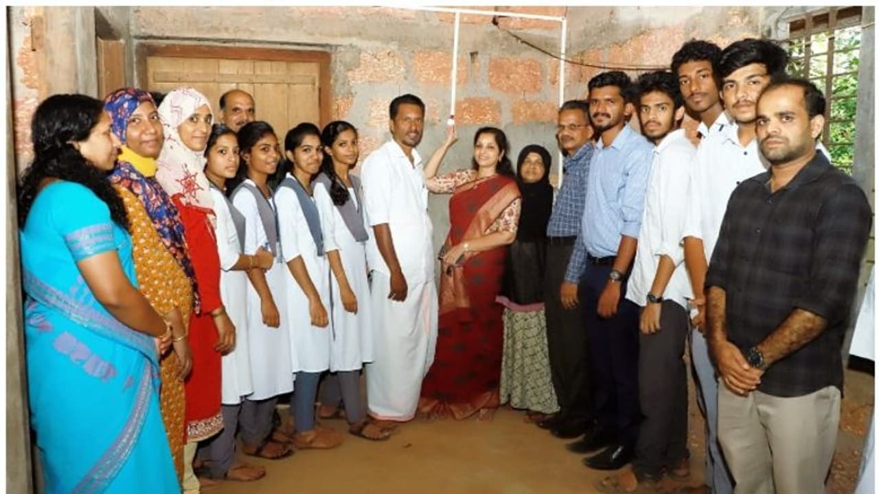 നന്മയുടെ 'വെട്ടം'; സോളാര് പാനല് ഉപയോഗിച്ച് വീട് വൈദ്യുതീകരിച്ച് എന്എസ്എസ് വിദ്യാര്ത്ഥികള് നന്മയുടെ 'വെട്ടം'; സോളാര് പാനല് ഉപയോഗിച്ച് വീട് വൈദ്യുതീകരിച്ച് എന്എസ്എസ് വിദ്യാര്ത്ഥികള്