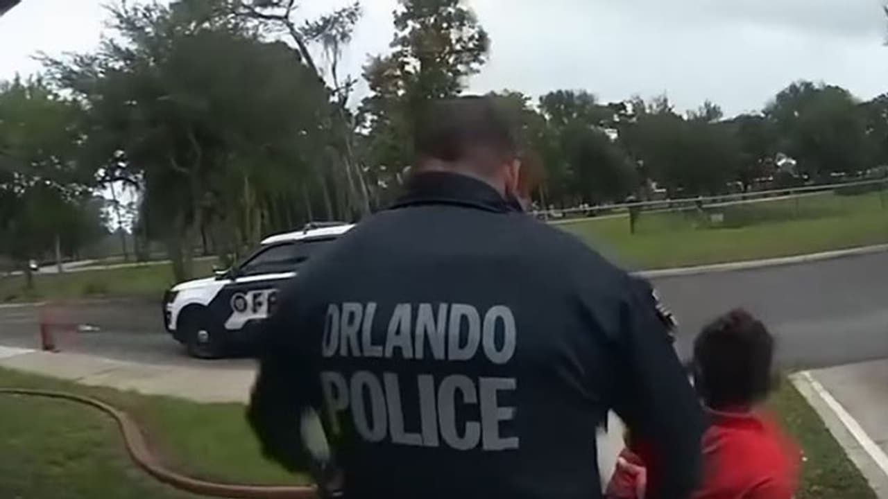 গ্রেফতার করে ছয় বছরের শিশুকন্যাকে চেন দিয়ে বাঁধল পুলিশ, ধিক্কারে সরব নেট দুনিয়া