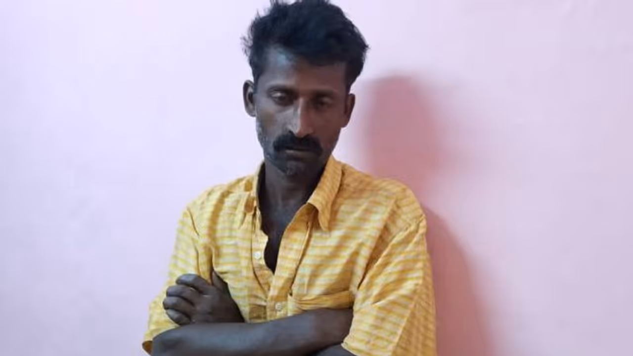 പെൺകുട്ടിയെ തമിഴ്നാട്ടിലെത്തിച്ച് പീഡിപ്പിച്ചു; ഒളിവിലായിരുന്ന പ്രതി പിടിയിൽ പെൺകുട്ടിയെ തമിഴ്നാട്ടിലെത്തിച്ച് പീഡിപ്പിച്ചു; ഒളിവിലായിരുന്ന പ്രതി പിടിയിൽ