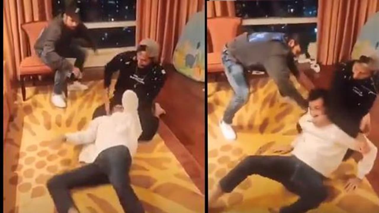 రోహిత్ తో చాహల్ టిక్ టాక్.... కడుపుబ్బా నవ్వాల్సిందే..! రోహిత్ తో చాహల్ టిక్ టాక్.... కడుపుబ్బా నవ్వాల్సిందే..!