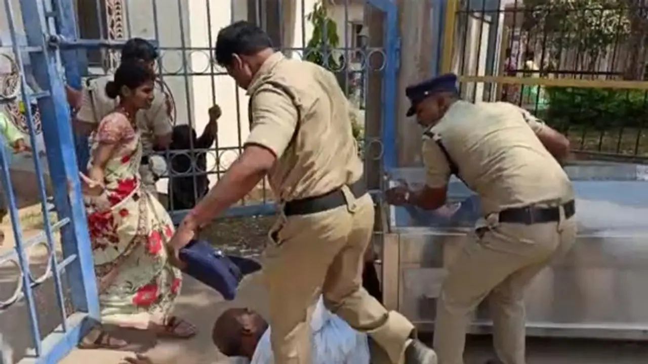 స్టూడెంట్ సంధ్య సూసైడ్: మార్చురీ తలుపులు ధ్వంసం, కాలితో తన్నిన కానిస్టేబుల్ స్టూడెంట్ సంధ్య సూసైడ్: మార్చురీ తలుపులు ధ్వంసం, కాలితో తన్నిన కానిస్టేబుల్