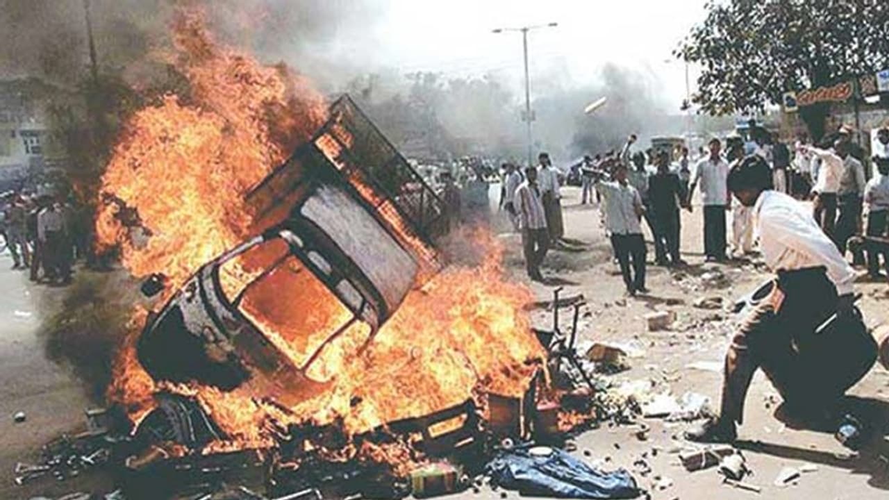 ഗുജറാത്ത് കലാപകാലത്തെ കൂട്ടക്കൊല:22 പ്രതികളെ കോടതി വെറുതെ വിട്ടു ഗുജറാത്ത് കലാപകാലത്തെ കൂട്ടക്കൊല:22 പ്രതികളെ കോടതി വെറുതെ വിട്ടു