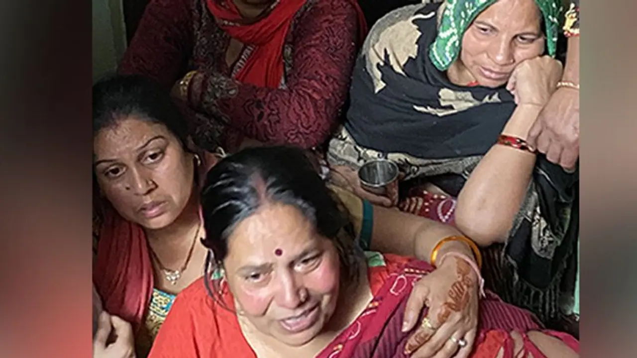 '৫০০ জন মিলে ছিনিয়ে নিয়ে গেল', থামছে না আইবি অফিসার অঙ্কিত এর মায়ের কান্না '৫০০ জন মিলে ছিনিয়ে নিয়ে গেল', থামছে না আইবি অফিসার অঙ্কিত এর মায়ের কান্না