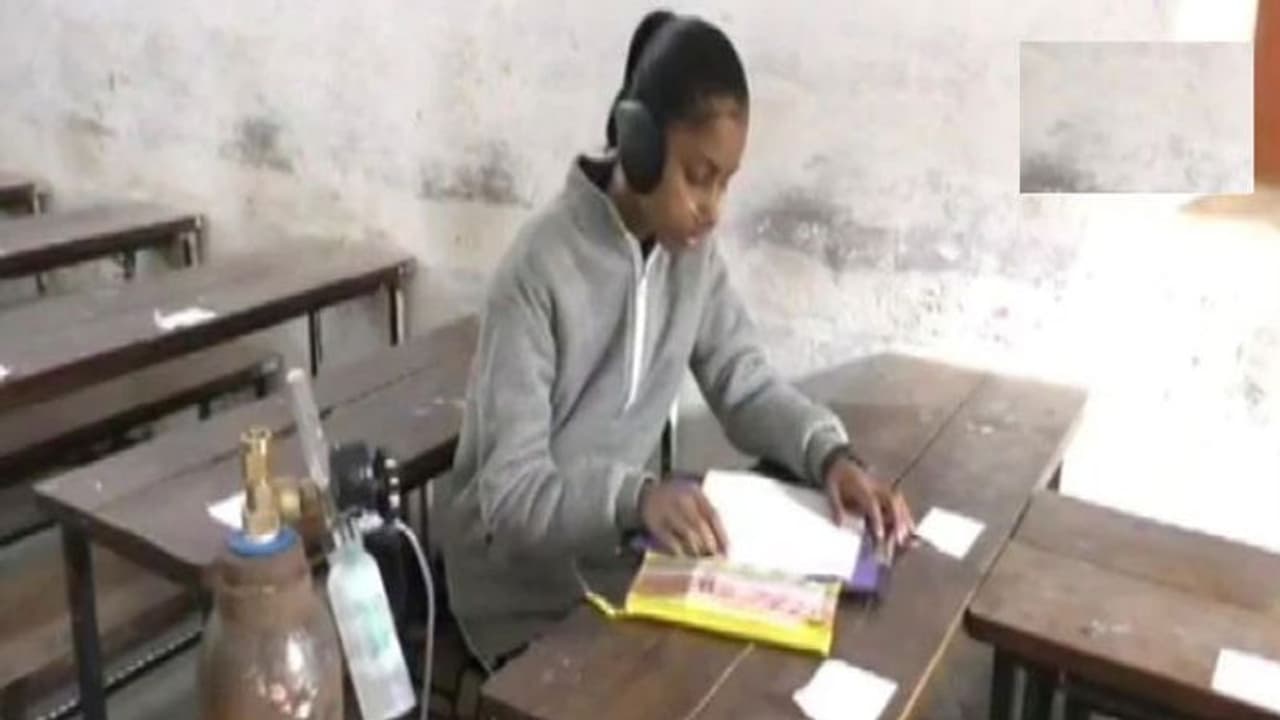 തോല്ക്കാന് മനസില്ല; ഓക്സിജന് സിലിണ്ടറുമായി സഫിയ പരീക്ഷയെഴുതി തോല്ക്കാന് മനസില്ല; ഓക്സിജന് സിലിണ്ടറുമായി സഫിയ പരീക്ഷയെഴുതി