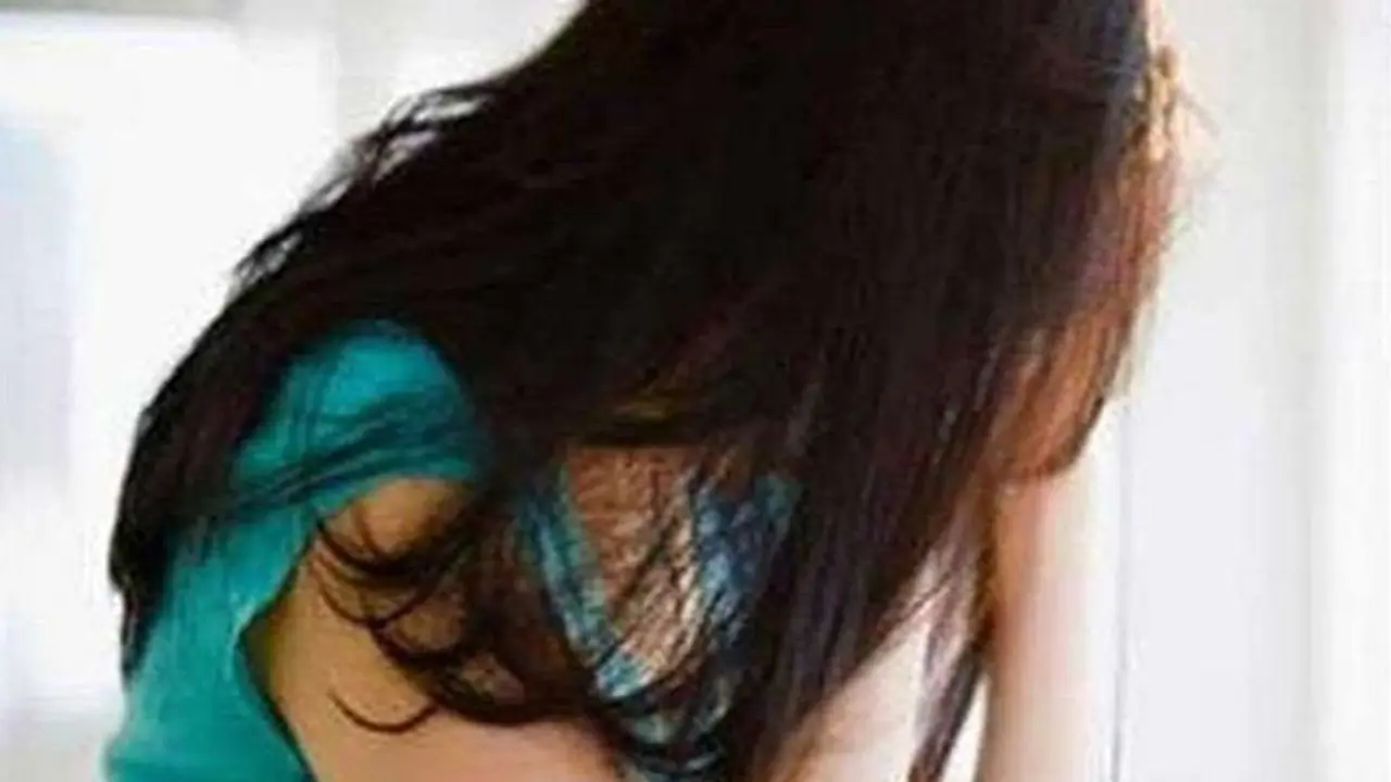 ಗುಪ್ತಾಂಗ ಮುಟ್ಟಿ ಲೈಂಗಿಕ ಕಿರುಕುಳ: ಆರೋಪಿಗೆ ಧರ್ಮದೇಟು! ಗುಪ್ತಾಂಗ ಮುಟ್ಟಿ ಲೈಂಗಿಕ ಕಿರುಕುಳ: ಆರೋಪಿಗೆ ಧರ್ಮದೇಟು!