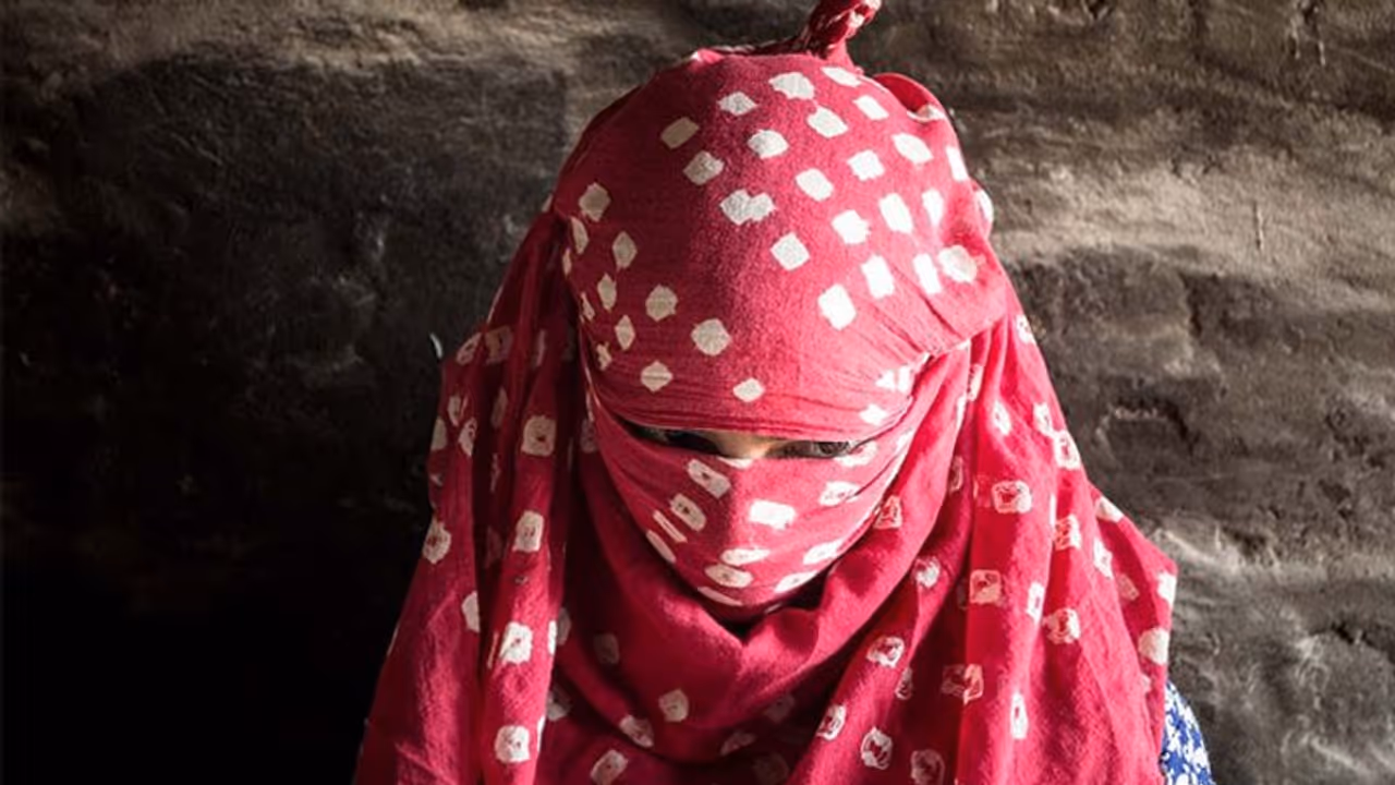 ஊரடங்கு நேரத்தில் பள்ளிக்கூட வளாகத்தில் 40 வயது ஆன்ட்டி நாசம்..!! வெறிகொண்டு அனுபவித்த 3 பேர் கைது..!! ஊரடங்கு நேரத்தில் பள்ளிக்கூட வளாகத்தில் 40 வயது ஆன்ட்டி நாசம்..!! வெறிகொண்டு அனுபவித்த 3 பேர் கைது..!!