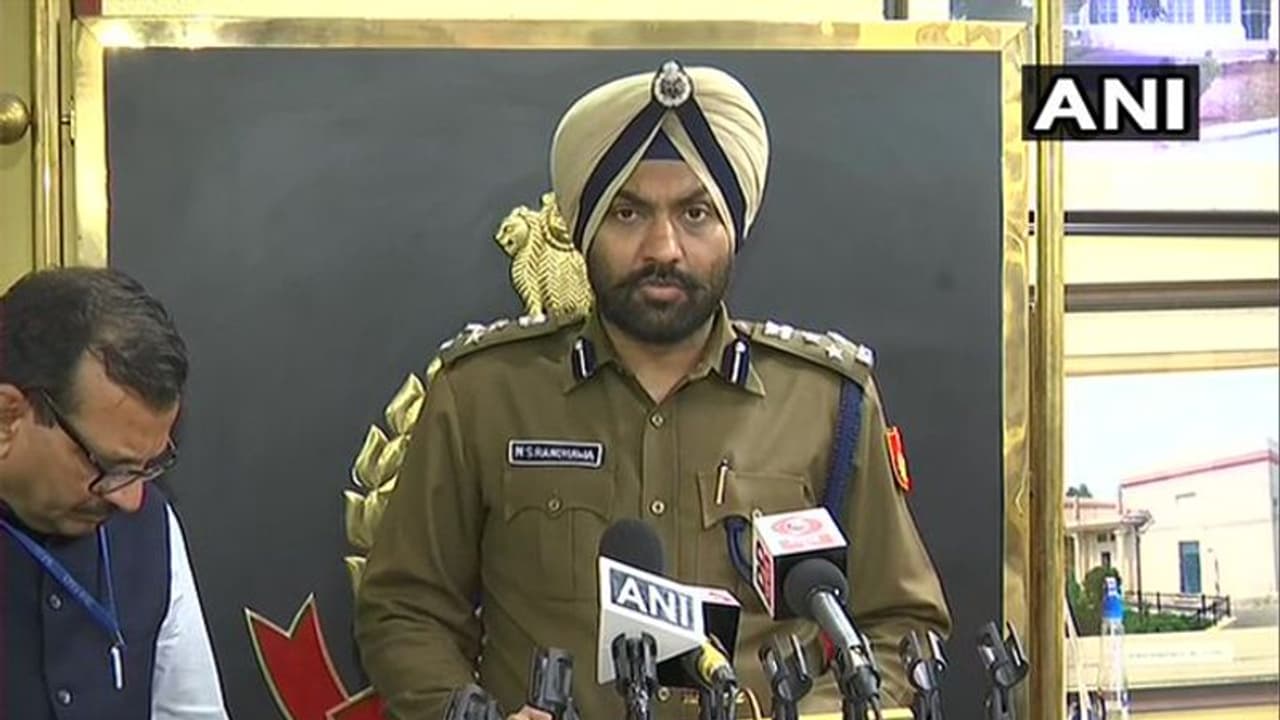 డిల్లీ అల్లర్లు... హెల్ప్ లైన్ నంబర్లు విడుదలచేసిన పోలీసులు డిల్లీ అల్లర్లు... హెల్ప్ లైన్ నంబర్లు విడుదలచేసిన పోలీసులు