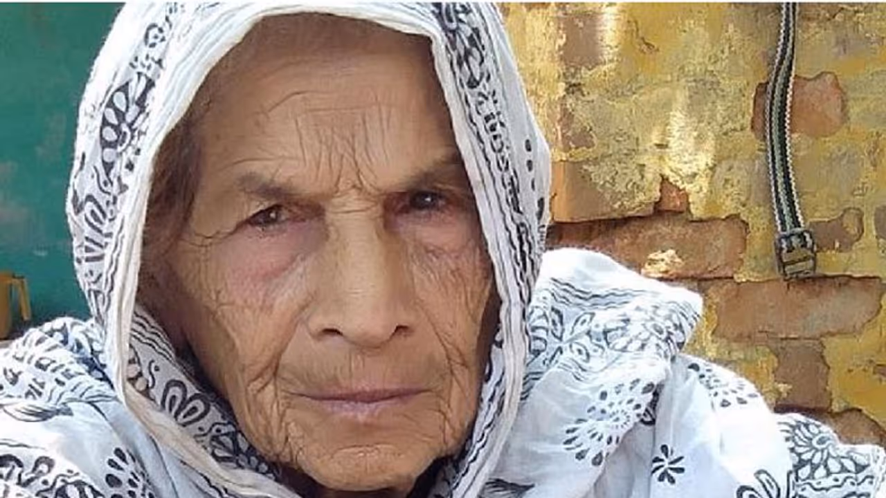 മകന് പാല് വാങ്ങാന് പുറത്തു പോയി; അക്രമിസംഘം ഇരച്ചെത്തി വീടിന് തീയിട്ടു; 85 കാരി കലാപത്തില് വെന്തുമരിച്ചു മകന് പാല് വാങ്ങാന് പുറത്തു പോയി; അക്രമിസംഘം ഇരച്ചെത്തി വീടിന് തീയിട്ടു; 85 കാരി കലാപത്തില് വെന്തുമരിച്ചു